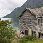 Casa de madeira ao longo da borda da água — Fotografia de Stock