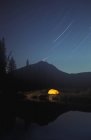 Campeggio di notte con luce — Foto stock