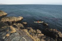 Uomo Kayak Off Shoreline — Foto stock