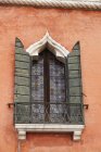 Вікно з жалюзі у Венеції — стокове фото
