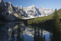 Chaîne de montagnes et lac — Photo de stock
