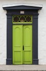 Doppelte grüne Türen — Stockfoto