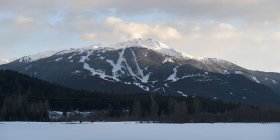 Montañas de la costa cubierta de nieve - foto de stock
