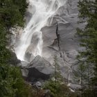 Agua en cascada abajo de la roca - foto de stock