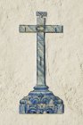 Blaues Kreuz an weißer Wand — Stockfoto