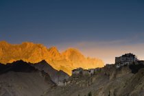 Buildings On The Edge Of Rock Ledges — Stock Photo