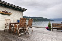 Стол и стулья на деревянной палубе — стоковое фото