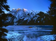 Lago Minnewanka en el Parque Nacional Banff - foto de stock