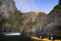 Kayakers en el lago de montaña - foto de stock