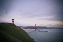 Nave e il Golden Gate Bridge — Foto stock