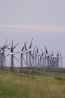 Moulins à vent utilisés pour produire de l'énergie électrique — Photo de stock