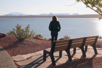 Mujer mirando por encima del lago Powell ; - foto de stock