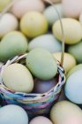 Oeufs de Pâques et panier — Photo de stock