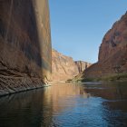 Una pared de roca plana contra el río Colorado - foto de stock