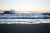 Хвилі на South Beach в Тихоокеанському — стокове фото