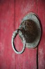 Manija de la puerta en una puerta roja - foto de stock