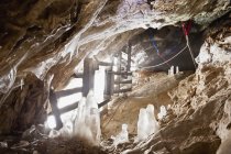 Замкнутый зимний пещерный рот Альберты — стоковое фото