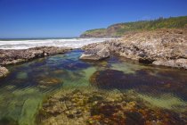 Formazioni rocciose sulla spiaggia corta — Foto stock