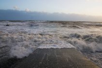 Océano olas estrellándose - foto de stock