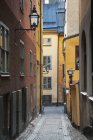 Edificios coloridos a lo largo de callejón estrecho - foto de stock