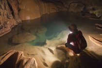 Філіппінська-гід проведення ліхтар всередині печери Sumaging або великий печерний поблизу Sagada, Лусон, Філіппіни — стокове фото