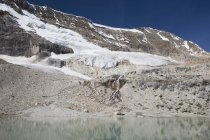 Glaciar en el lado de la montaña - foto de stock