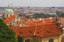 Vista de los tejados de Praga desde el castillo - foto de stock
