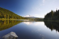 Reflejo de Mount Hood en el lago Trillium - foto de stock