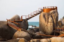 Paseo marítimo y mirador de madera en las rocas a lo largo del océano; Koh Tao Tailandia - foto de stock