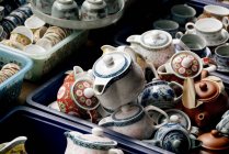 Piles de théières et de tasses à thé — Photo de stock