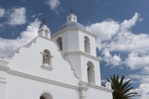 Campanario iglesia blanca - foto de stock