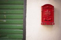 Boîte aux lettres rouge sur le mur — Photo de stock