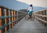 Ciclista sul lungomare di legno — Foto stock