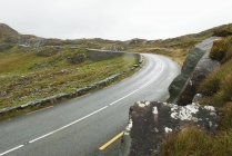 Curva en la carretera; Brecha de Dunloe - foto de stock
