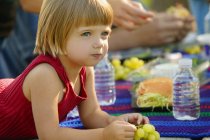 Дитина на пікніку сидить за столом — стокове фото