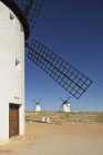 Molinos de viento de La Mancha; España - foto de stock