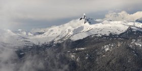 Nieve en las montañas de la costa - foto de stock