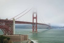 Мост Золотые ворота в тумане — стоковое фото