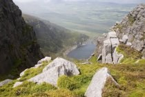 Crotty в скелі, Comeragh гори — стокове фото