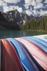 Fila di canoe su lati — Foto stock