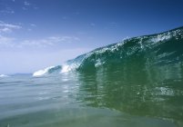 Welle rollt im Ozean — Stockfoto