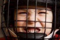 Retrato de menino caucasiano usando capacete de hóquei — Fotografia de Stock