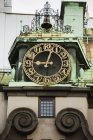 Золотий годинник на будівлі — стокове фото