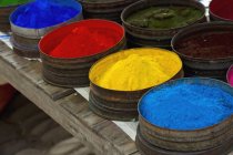 Polvos coloreados en el mercado - foto de stock