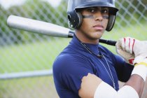 Jeune homme multiracial adulte avec équipement de baseball — Photo de stock
