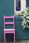 Розовый кресло на улице — стоковое фото