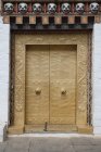 Золотая дверь в Пунакха-дзонг — стоковое фото