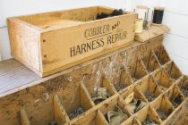 Caixa de ferramentas do Cobbler antigo — Fotografia de Stock
