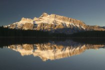 Dos Jack Lake y Mount Rundle - foto de stock