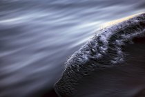 Welle von Wasser in der Nacht — Stockfoto